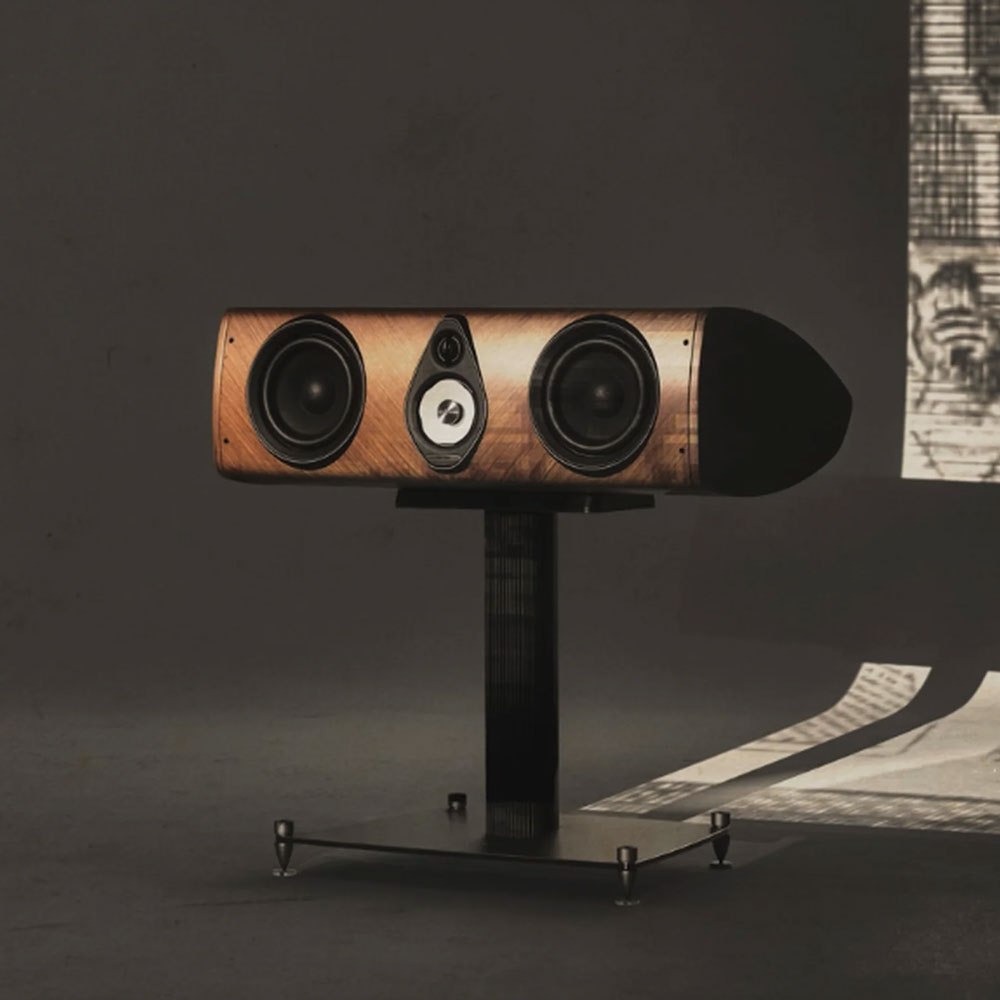 Sonus Faber Olympica Center G3 im Studio vor einem künstlerischem Bild.