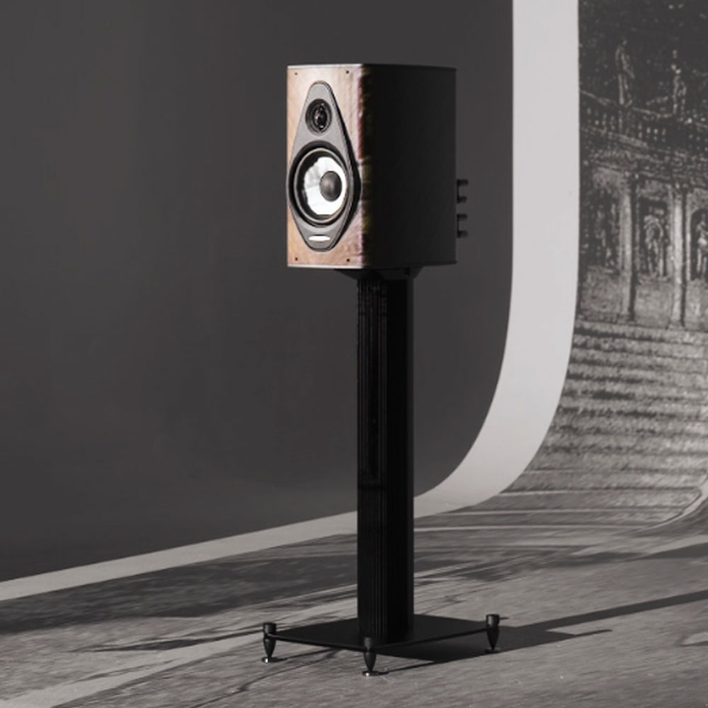 Sonus Faber Olympica I G3 mit Standfuß im Studio vor einem künstlerischem Bild.