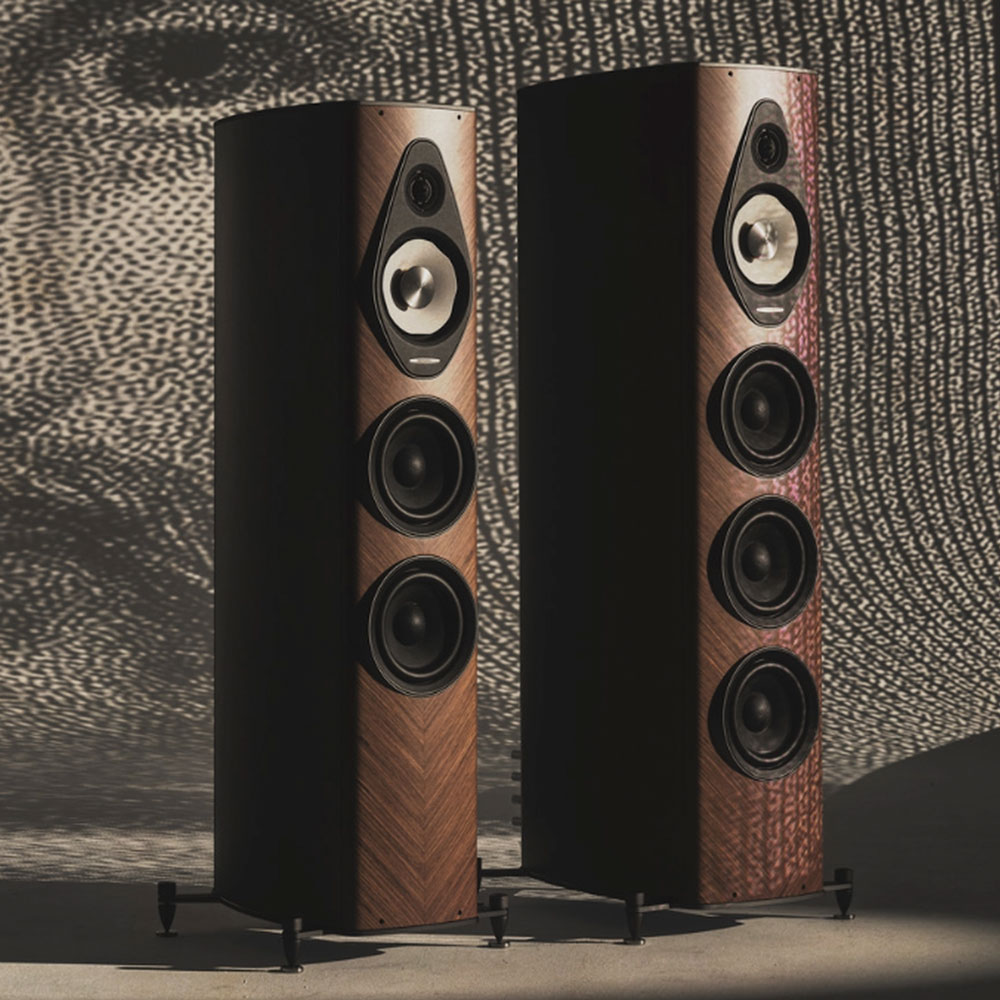 Sonus Faber Olympica III G3 direkt neben dem Olympica V im Studio vor einem künstlerischem Bild.