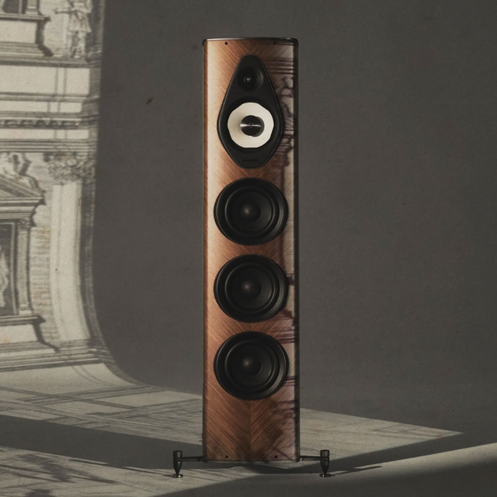 Sonus Faber Olympica V G3 im Studio vor einem künstlerischem Bild.